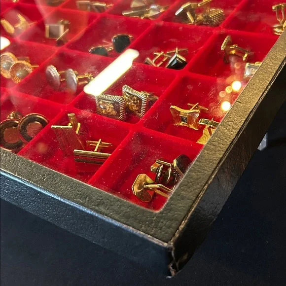 35 pairs of cufflinks, in display box. GUC assorted styles - Picture 9 of 15